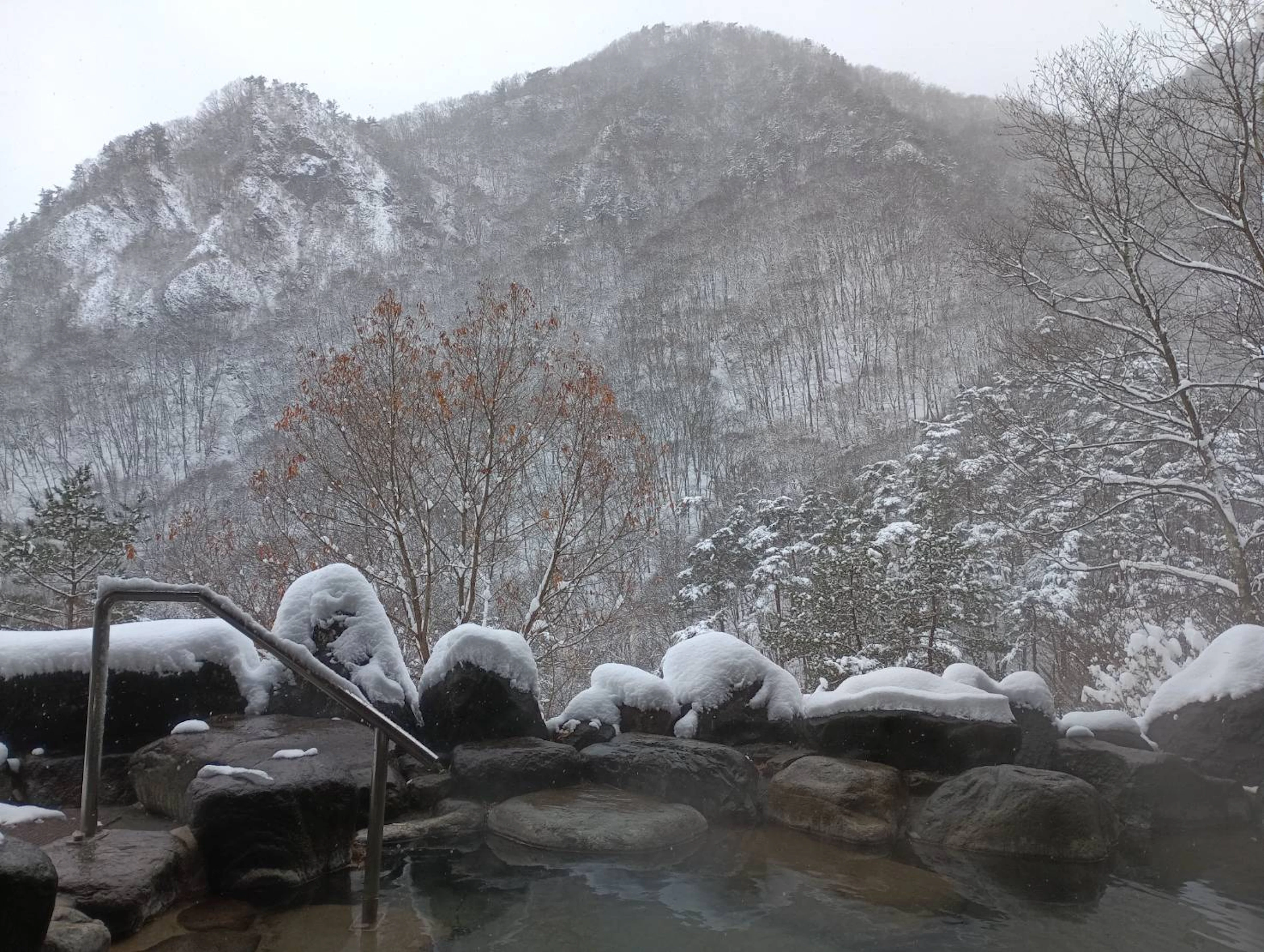 白銀の世界と名湯を堪能。絶景の雪見風呂で心地よく癒やされる冬の宿特集