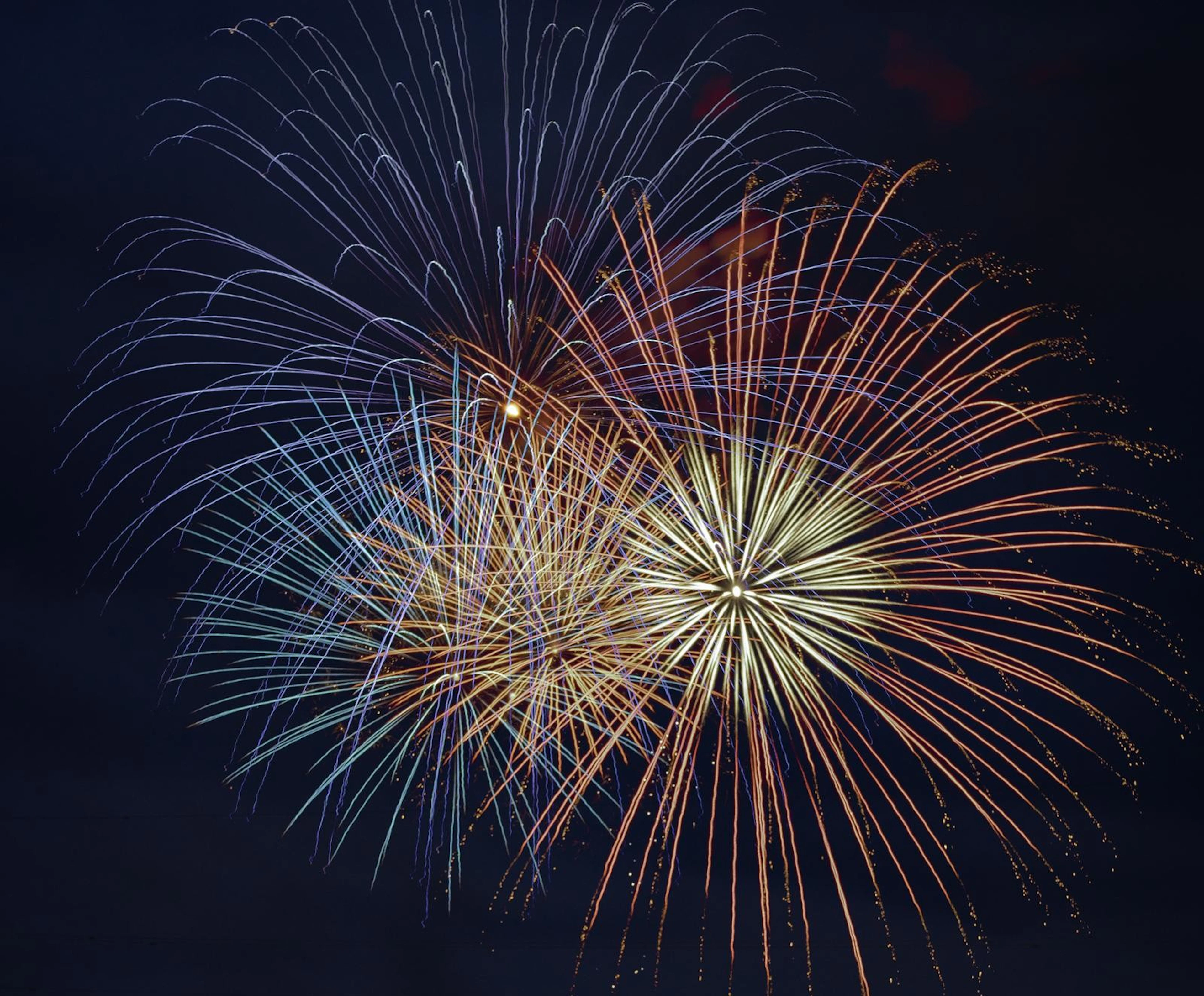 夏の夜を彩る花火と夏祭り巡り