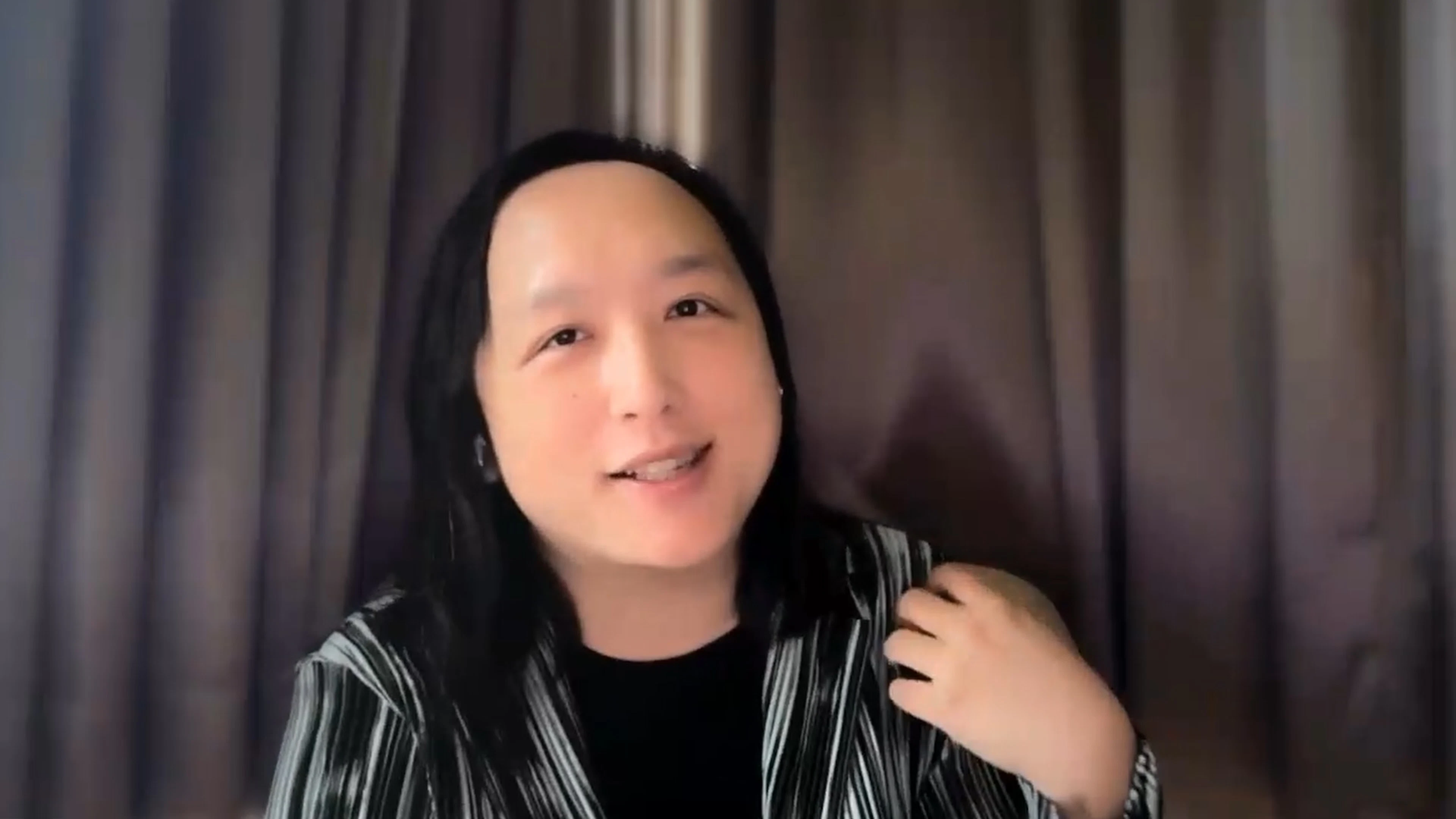 こちらを向き、カメラに向かって話すオードリー・タン氏。 このファイルの閲覧者にはコメントや提案も表示されます