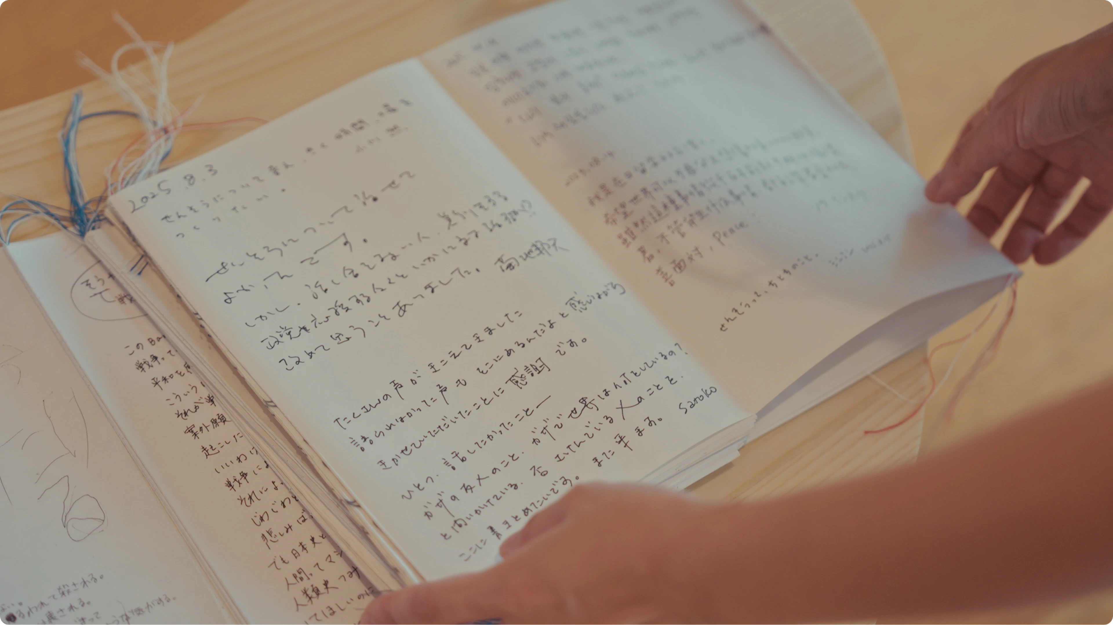 永井玲衣さんと写真家・八木咲さんによる『せんそうってプロジェクト』のワークショップで、参加者がそれぞれの言葉で「戦争」についてノートに綴った。