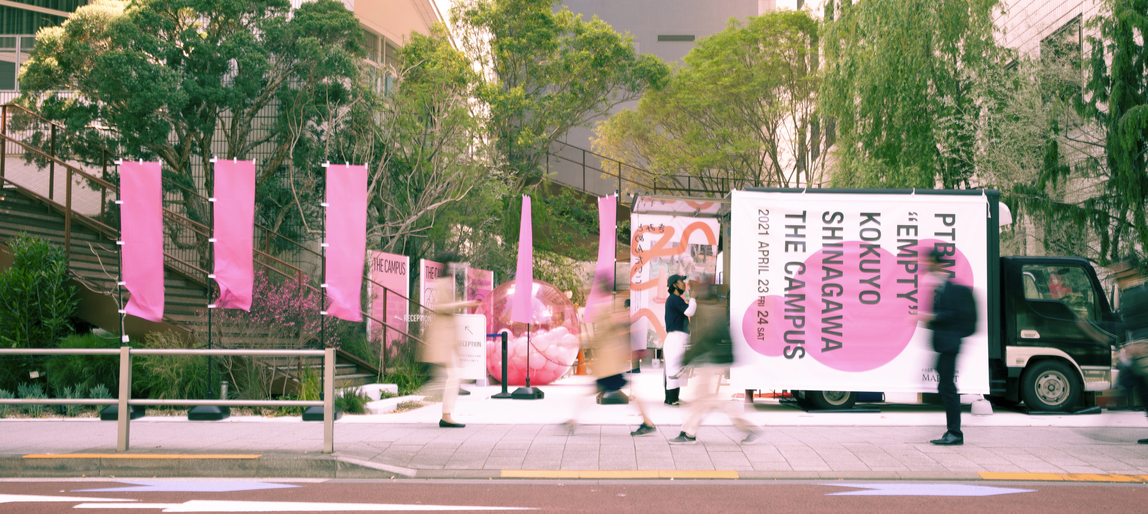 PASS THE BATON MARKETの入口の様子。