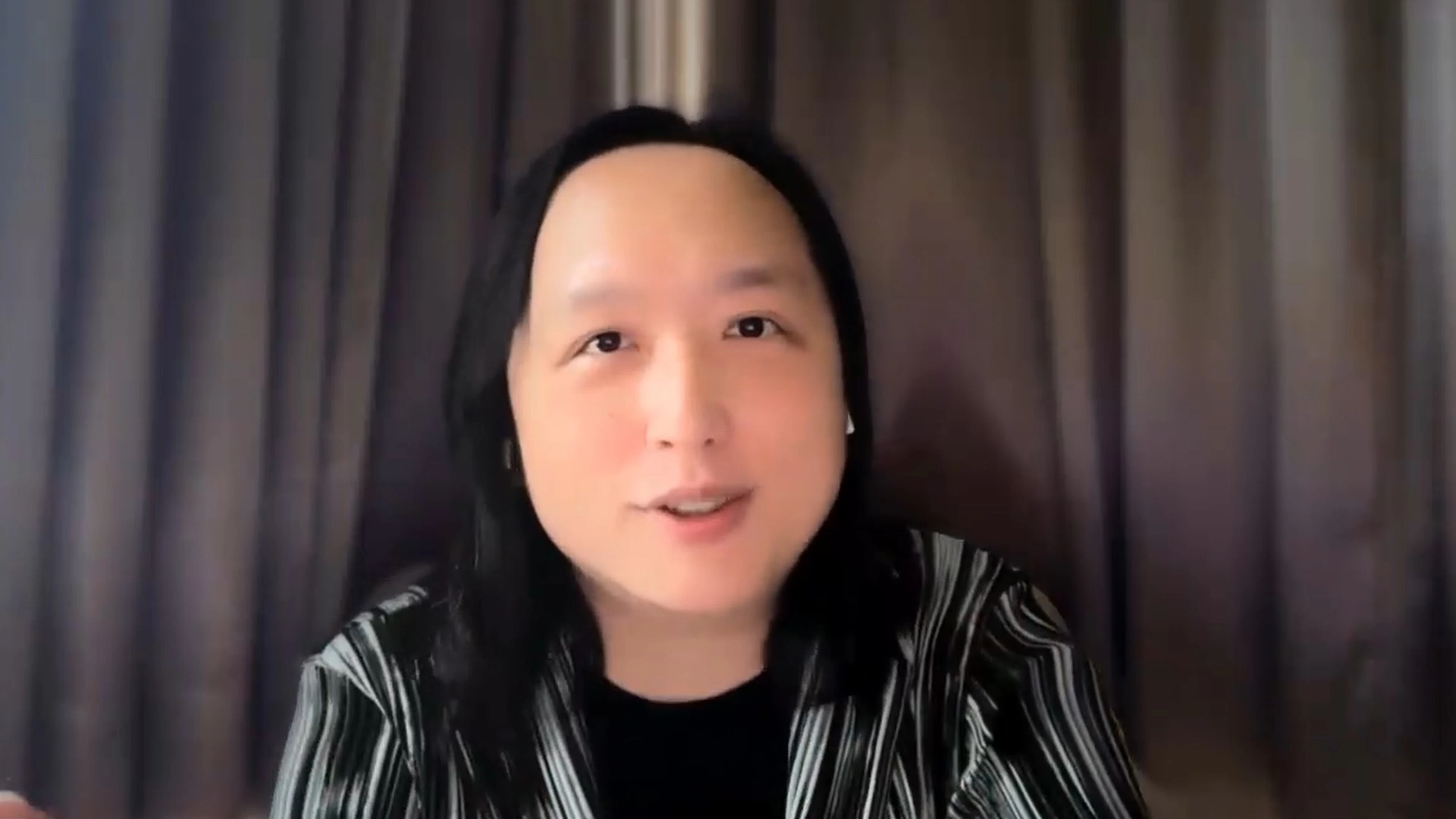 こちらを向き、カメラに向かって話すオードリー・タン氏。