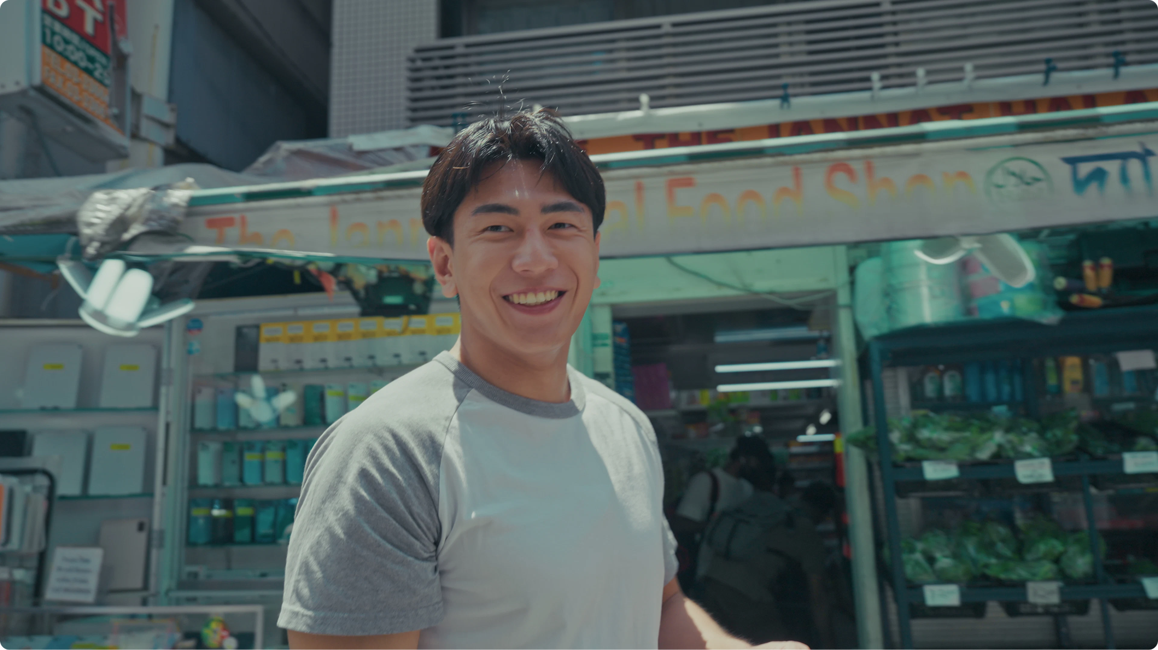まちの中でこちらを向くフーウェイさん