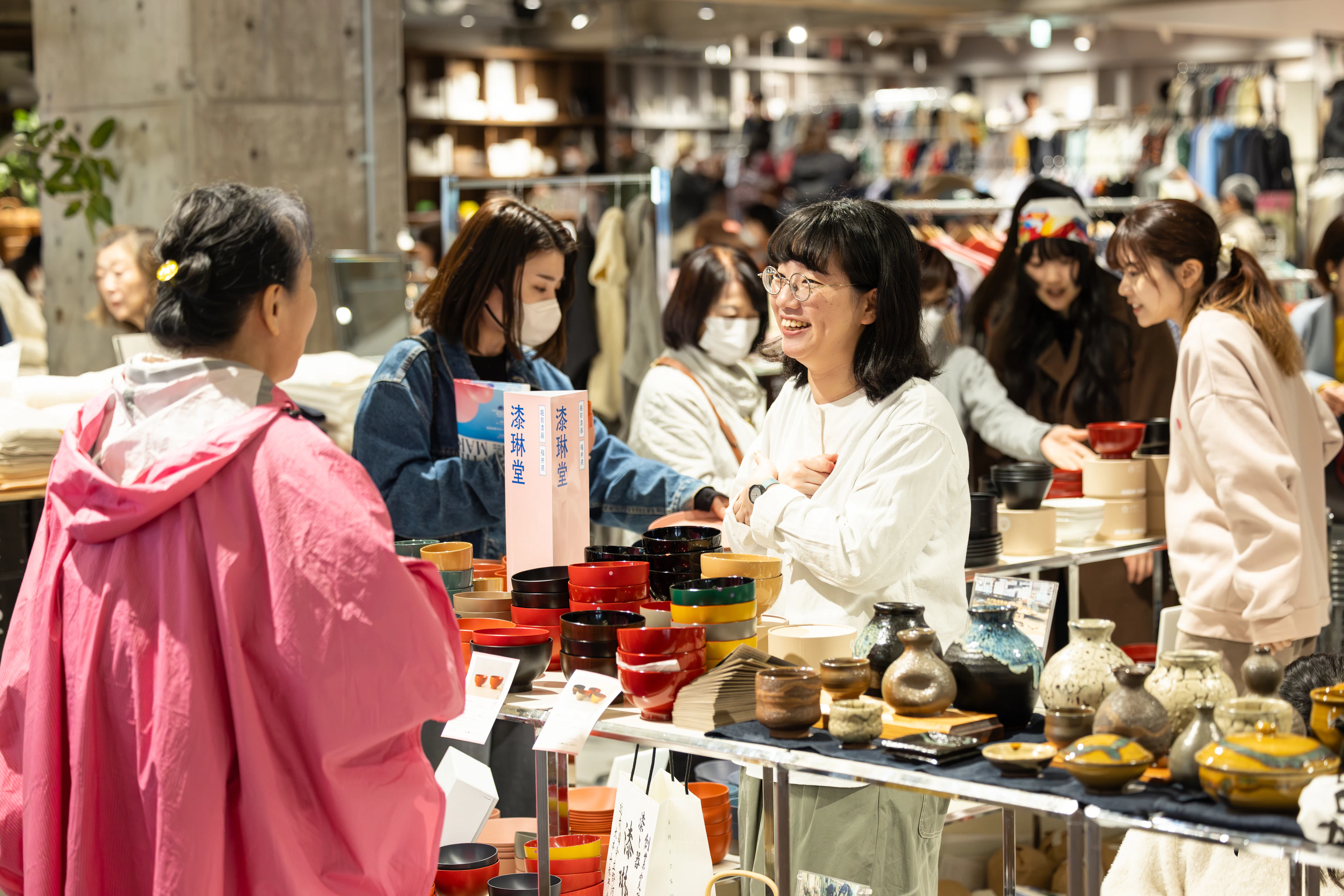 PASS THE BATON MARKETでの接客の様子。にこやかにお客さんと話す出展者の方。