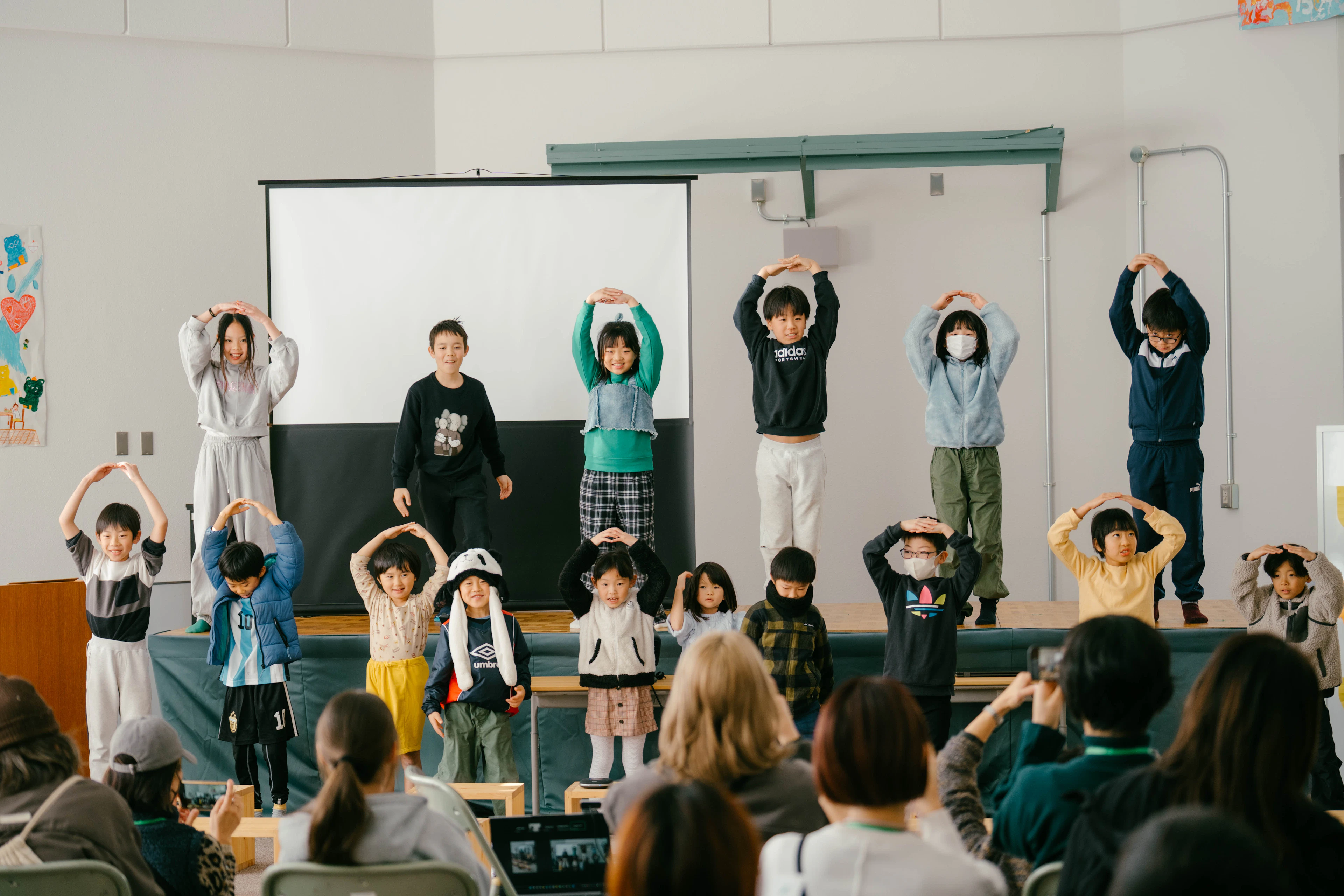 「ワ」のポーズをする子どもたち。