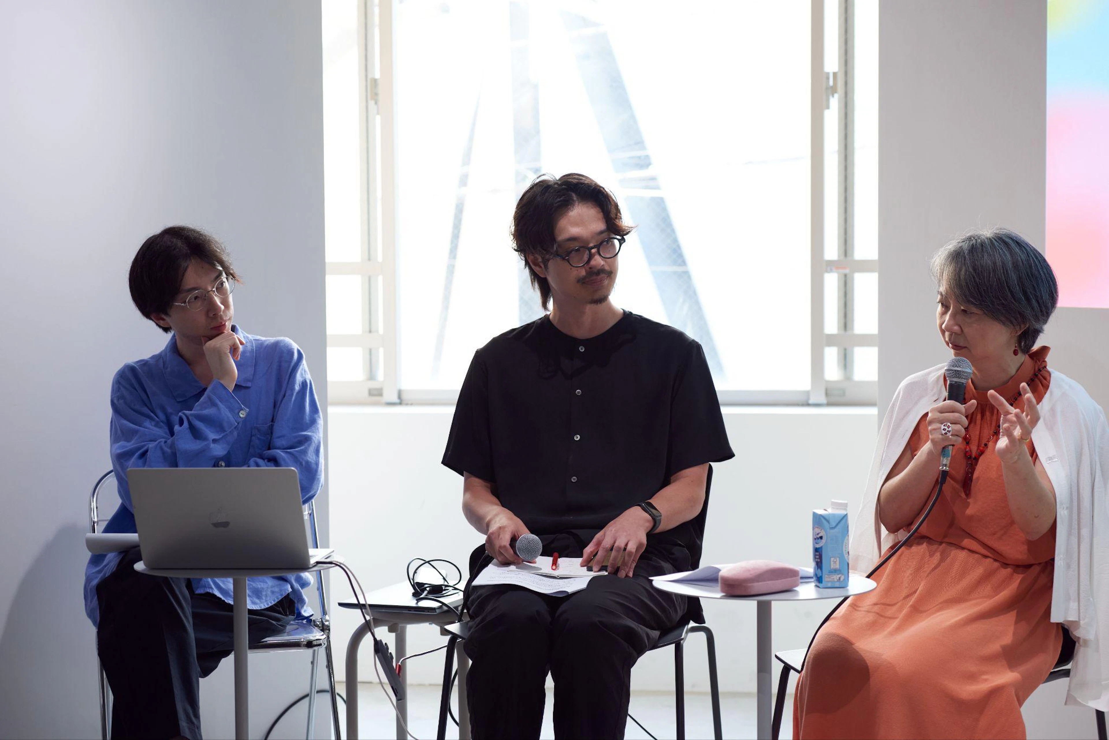 聞き手の2人と篠田真貴子さんが並んで座り、篠田さんがマイクで発言する様子