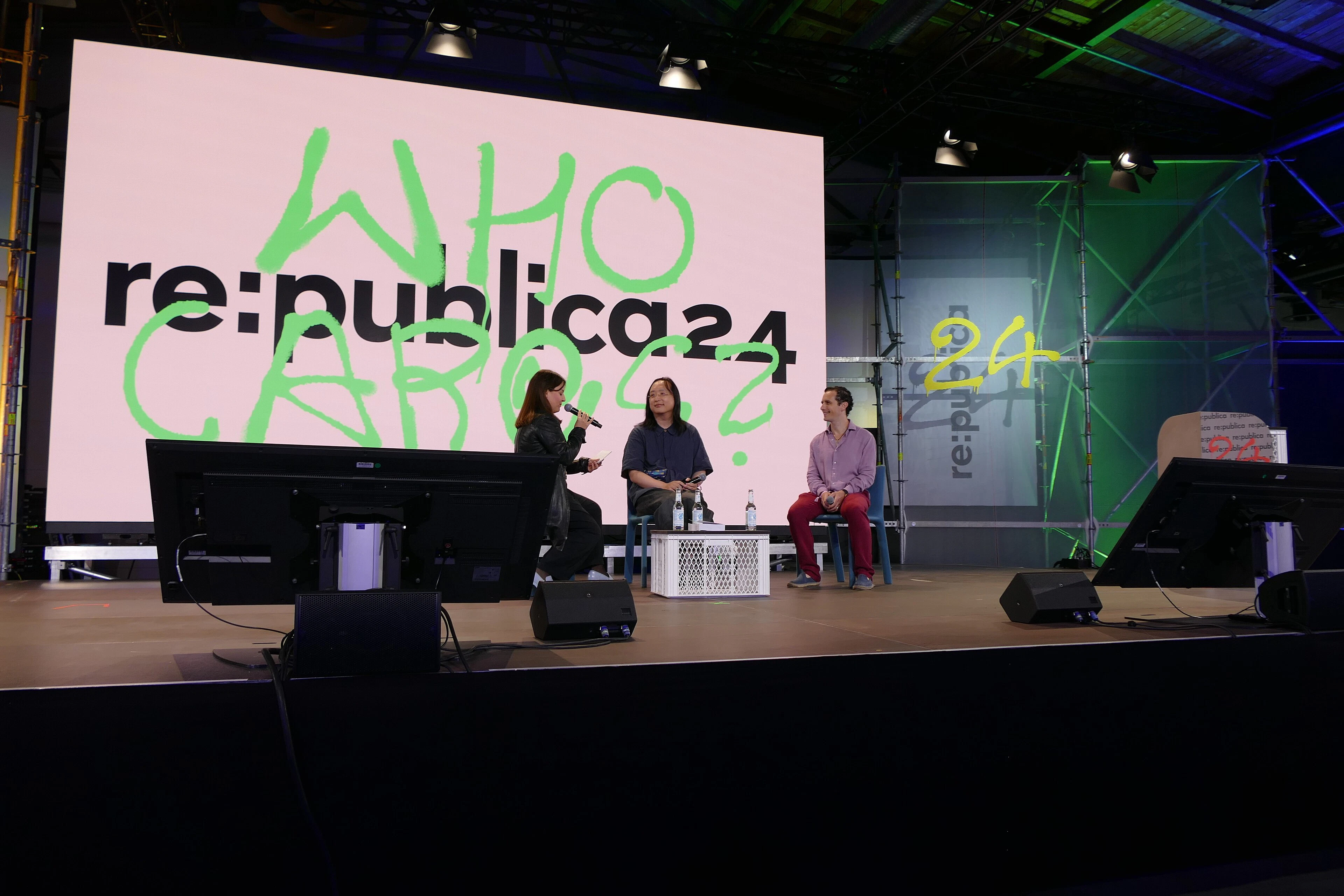 ベルリンで開催されたデジタル社会とインターネットに関するフェスティバル、「re:publica24」のトークセッションに登壇するオードリー・タン氏。 このファイルの閲覧者にはコメントや提案も表示されます