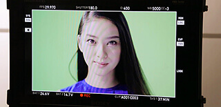 演技をモニターでじっくり確認する武井さん