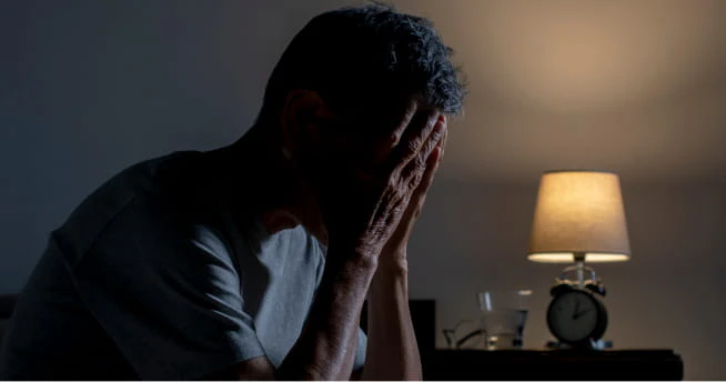 頭を抱えて悩みを抱えている男性のイメージ