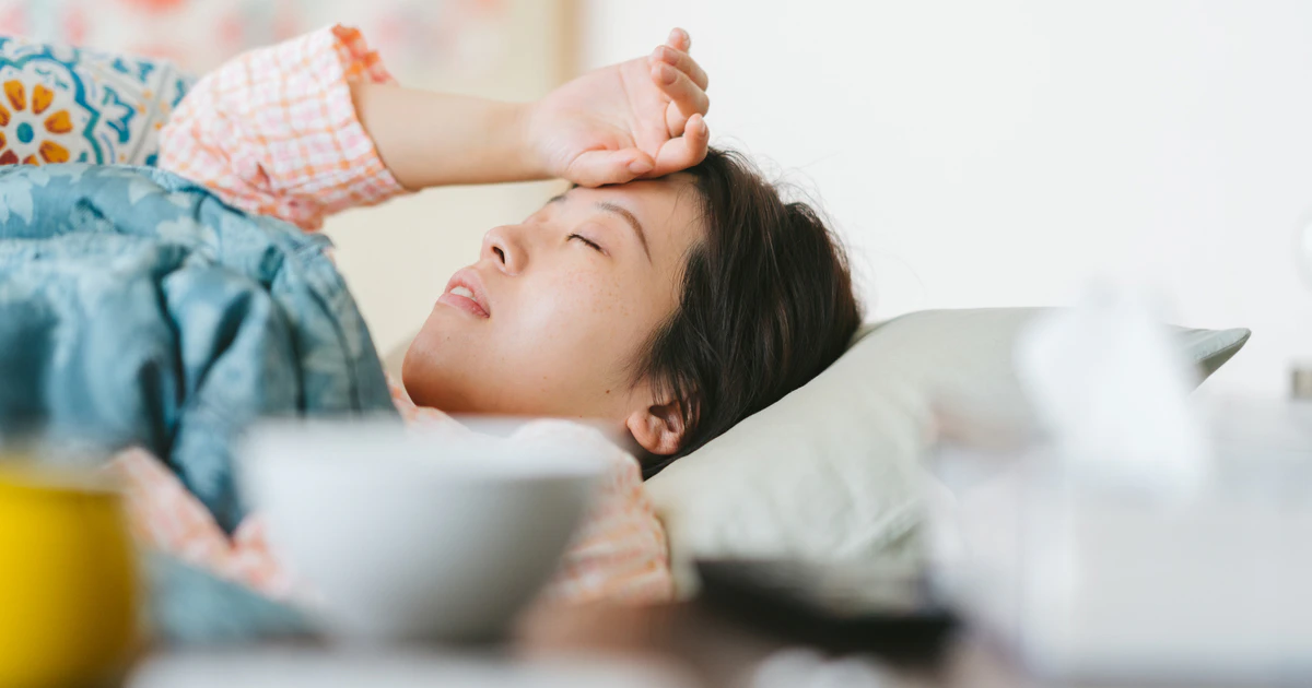 女性が寝込んでいるイメージ