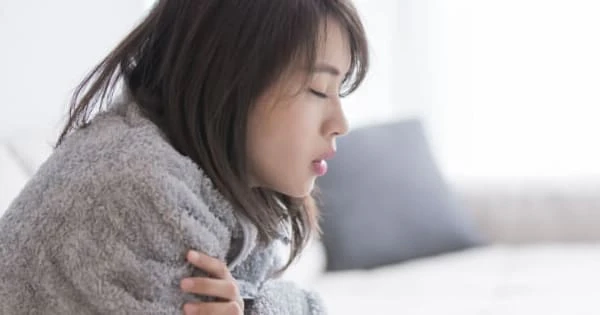 風邪で体調を崩している女性のイメージ