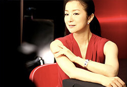 大人としての魅力と落ち着いた存在感を醸し出す鈴木さん