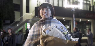 花束を手に満面の笑みの木村文乃さん