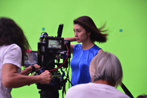 CM撮影にのぞむ竹内結子さん