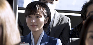 ゆれるバスで演技をする木村文乃さん