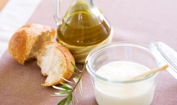 オリーブオイルとパンとヨーグルト