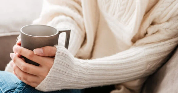 ドリンクの入ったカップを両手で持っているイメージ