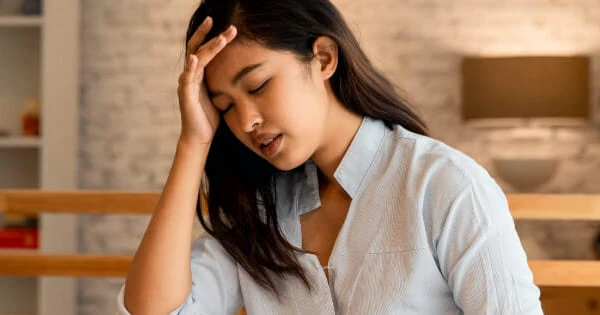 頭痛でつらい表情の女性のイメージ
