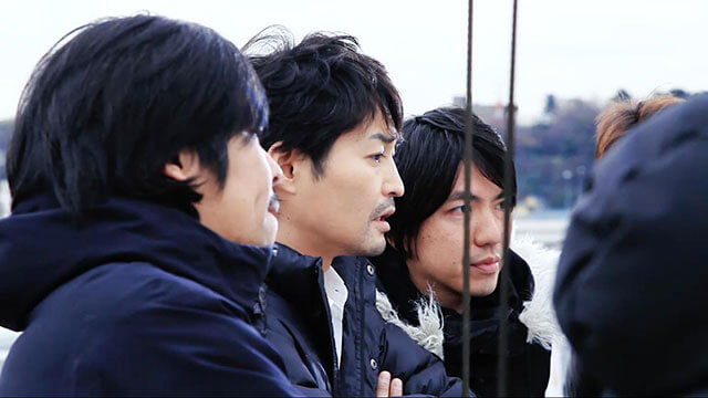 スタッフとアングルチェックなどを話し合う安田さん