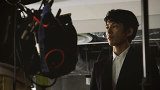 撮影前の真剣なまなざしの藤木さん