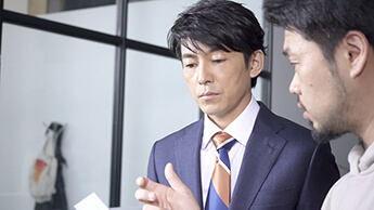 監督と打ち合わせする藤木直人さん