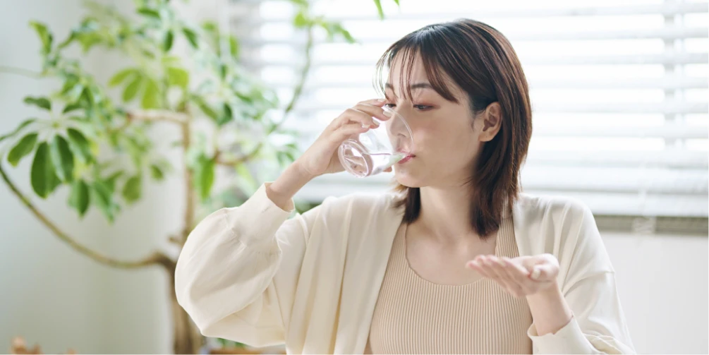 風邪薬を飲むイメージ