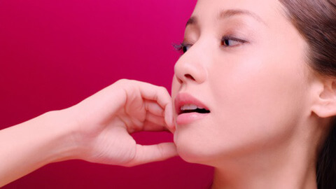 新TV-CM『本気の肌あれ対策-接写-』篇シーン2