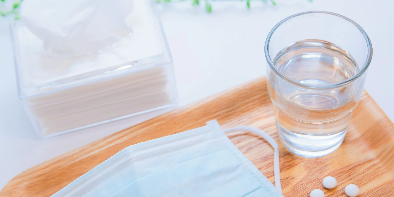 ティッシュペーパー、マスク、錠剤の薬、お水