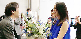 撮影終了で花束を受け取る武井さん