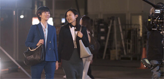 夜の街に溶け込む木村文乃さん