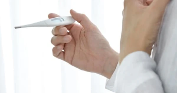 体温計を右手に持つイメージ