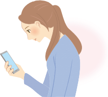 スマートフォンを見る女性