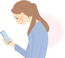 スマートフォンを見る女性