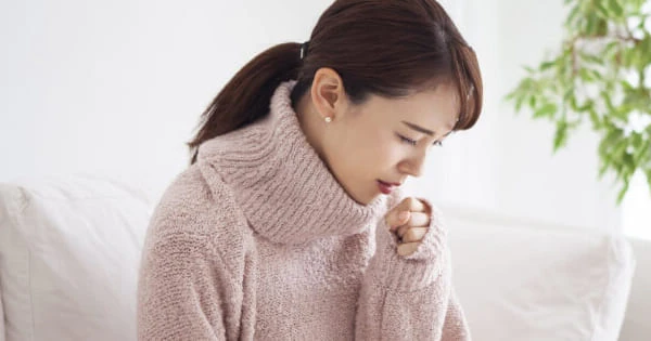 咳（せき）をしている女性のイメージ