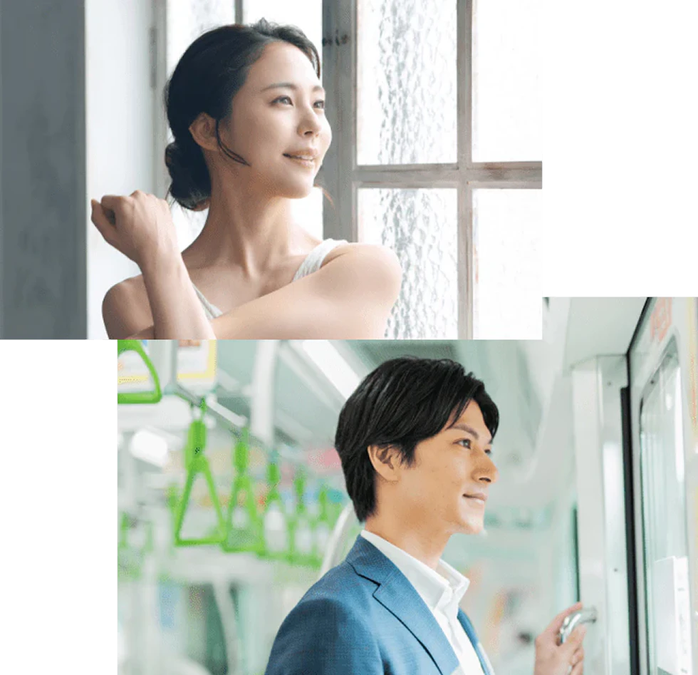 にこやかな表情で窓の外を見る女性と、微笑みの表情で電車内から車窓を眺める男性