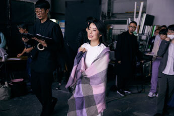 菅野美穂さん現場入り