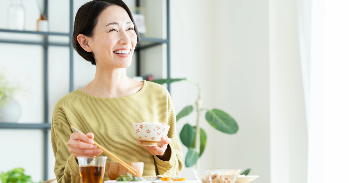 女性が食事をしているイメージ