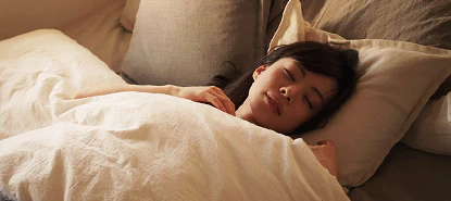 就寝中の女性のイメージ