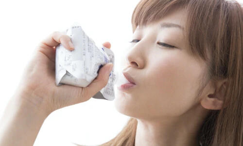 ゼリー飲料や経口補水液等を摂取するイメージ