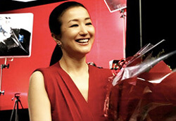 拍手の中で花束を手渡された鈴木さん