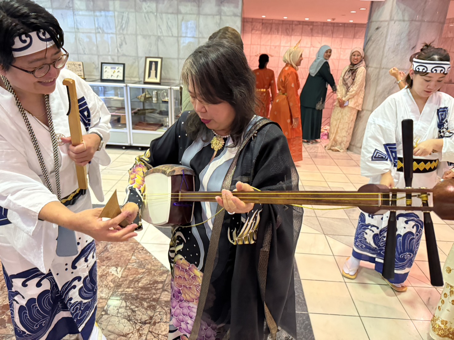 三味線に挑戦する駐日マレーシア大使夫人Sueさん