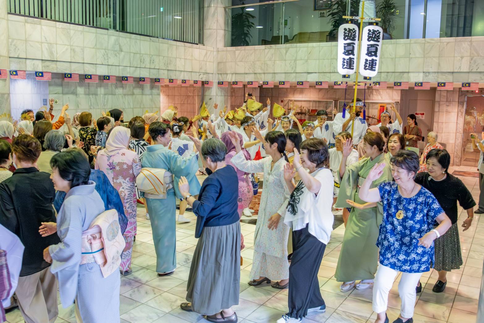 踊りに言葉の壁はありません！！