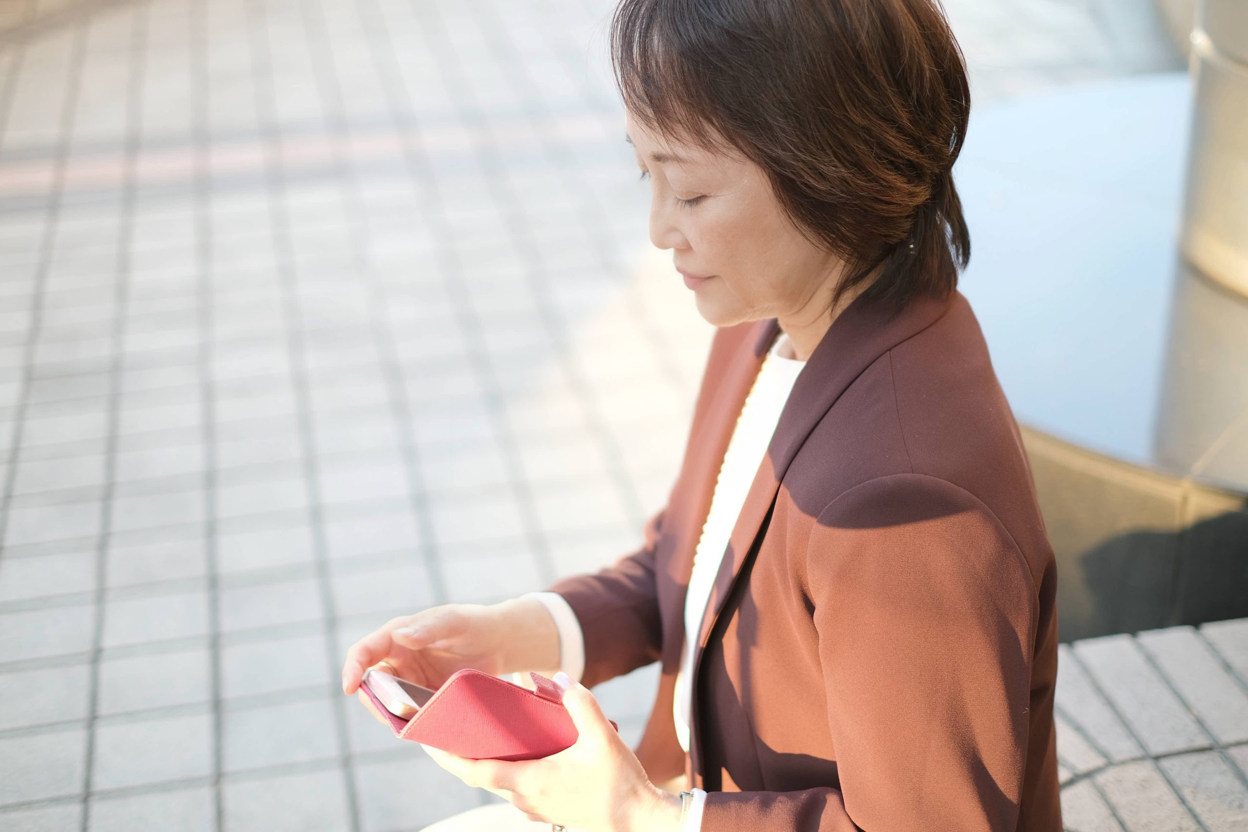 スマートフォンでフリマアプリを使う村上充恵さん