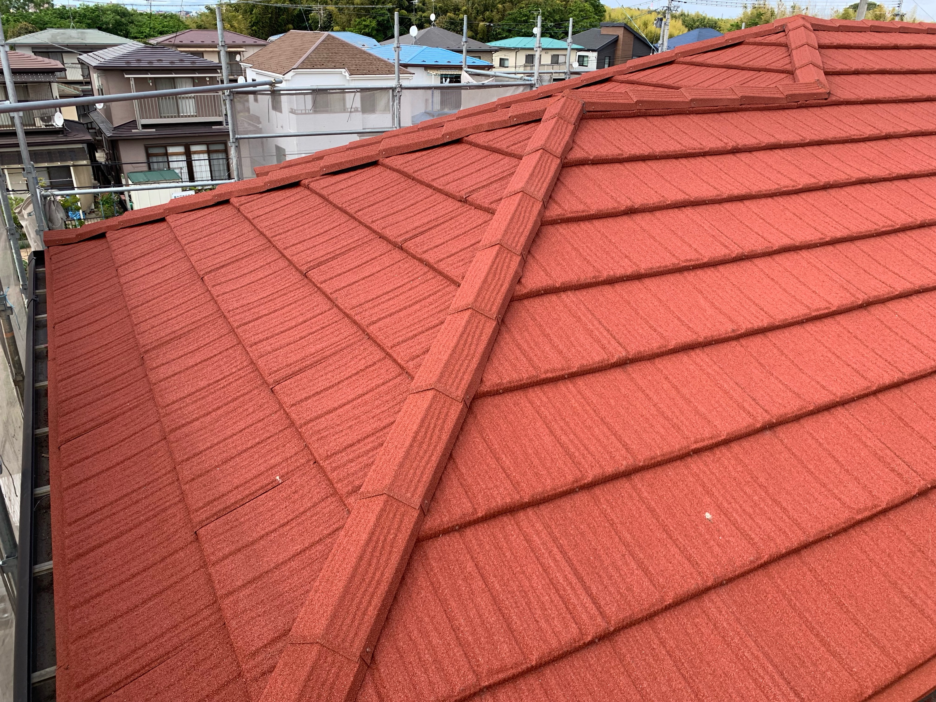 メンテナンスフリーな屋根材「コロナ」を使用した屋根カバー工事