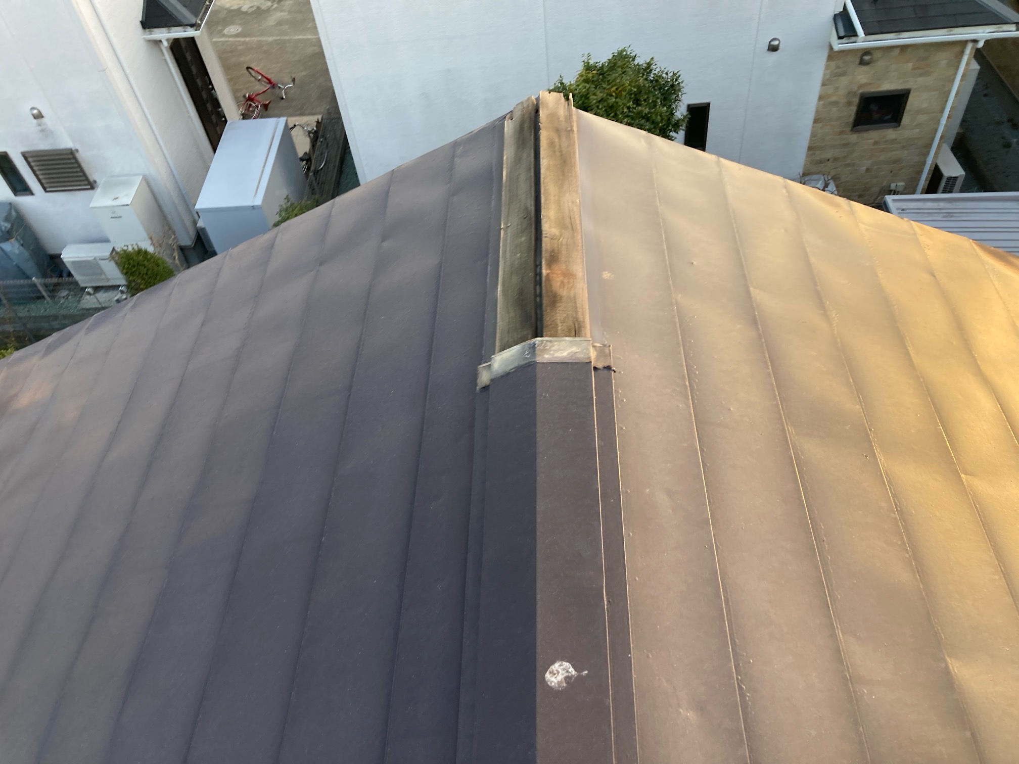 【火災保険適用】強風で飛んでしまった棟板金をすぐ交換 Before