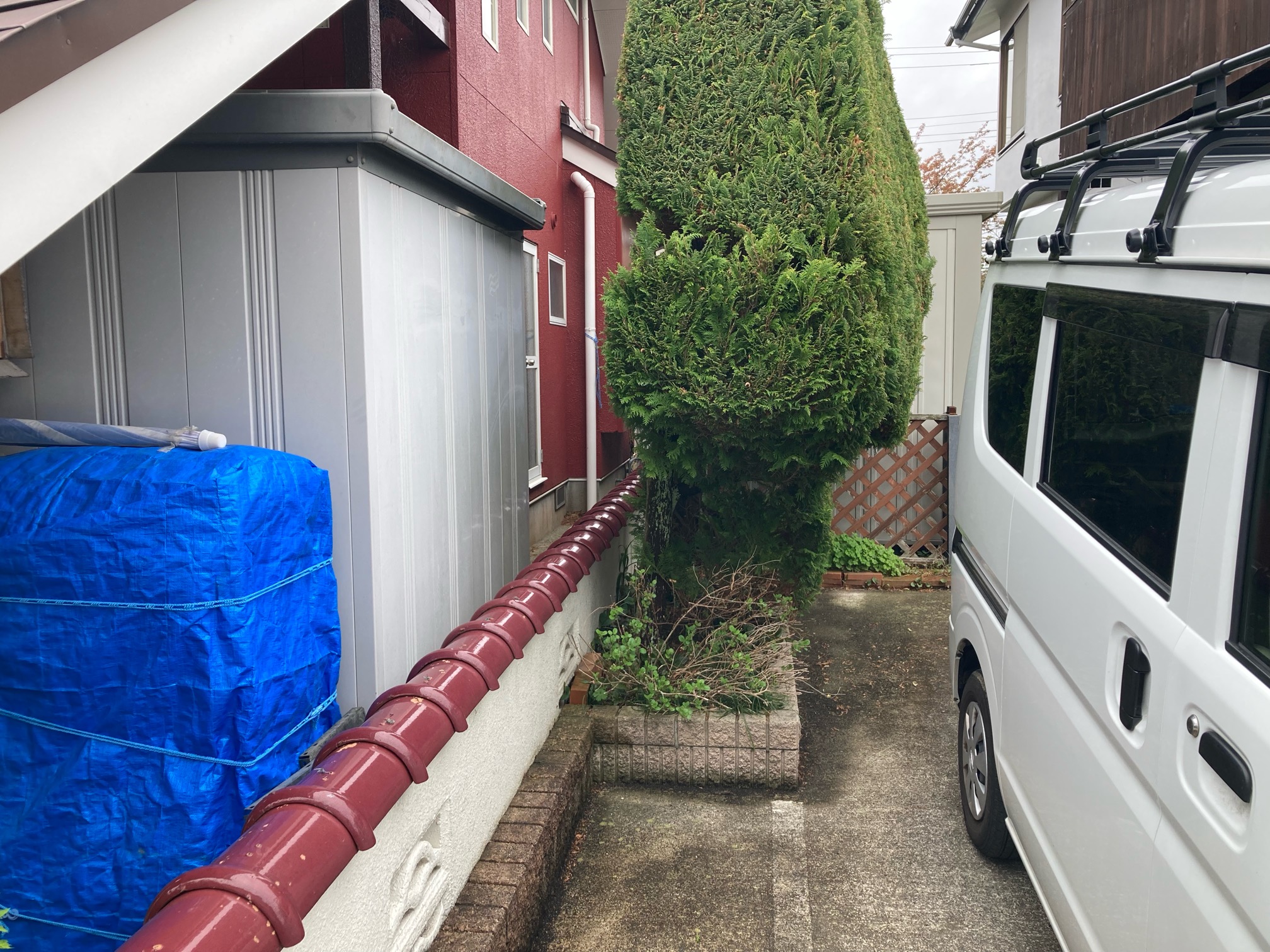 目隠し効果がありつつ、風と光も通す横格子タイプを採用 Before