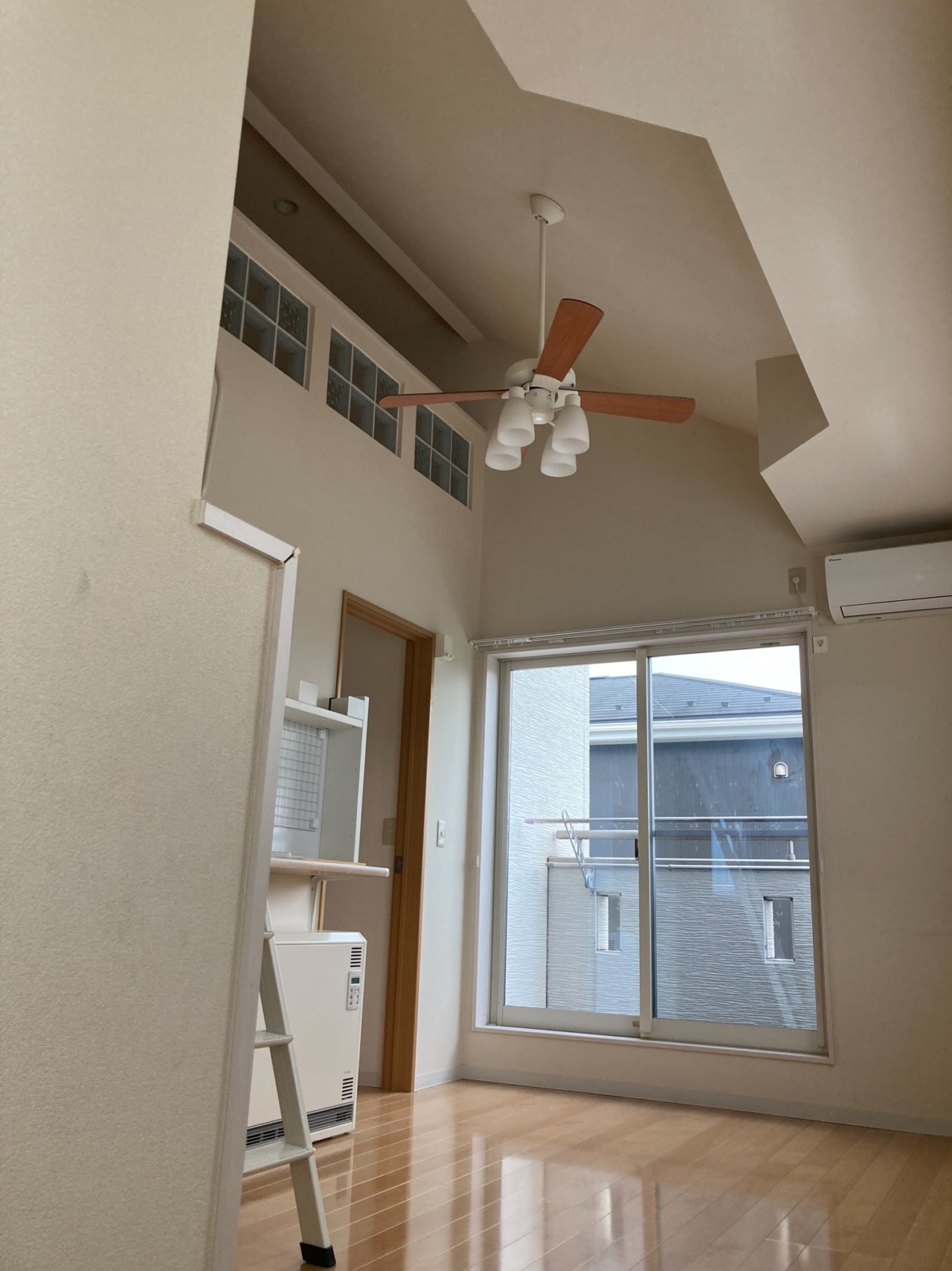 クロスを貼替えて内装もリフォーム Before