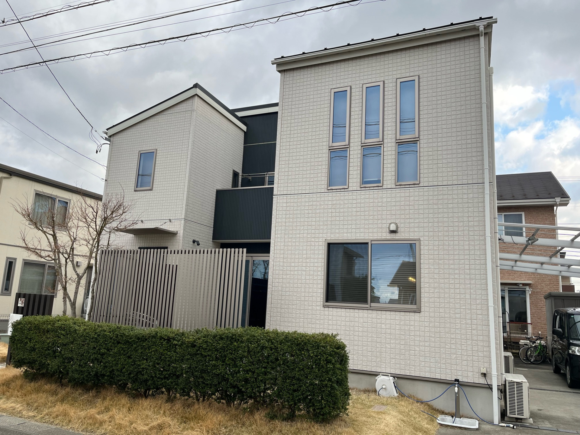 まるで張り替えたような多彩仕上げ！外壁・屋根の無機塗装リフォーム Before