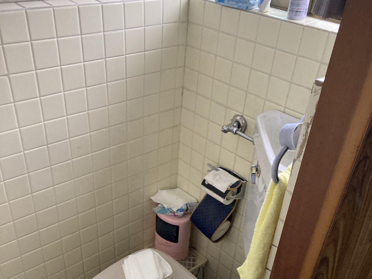 トイレ手摺り取り付け Before