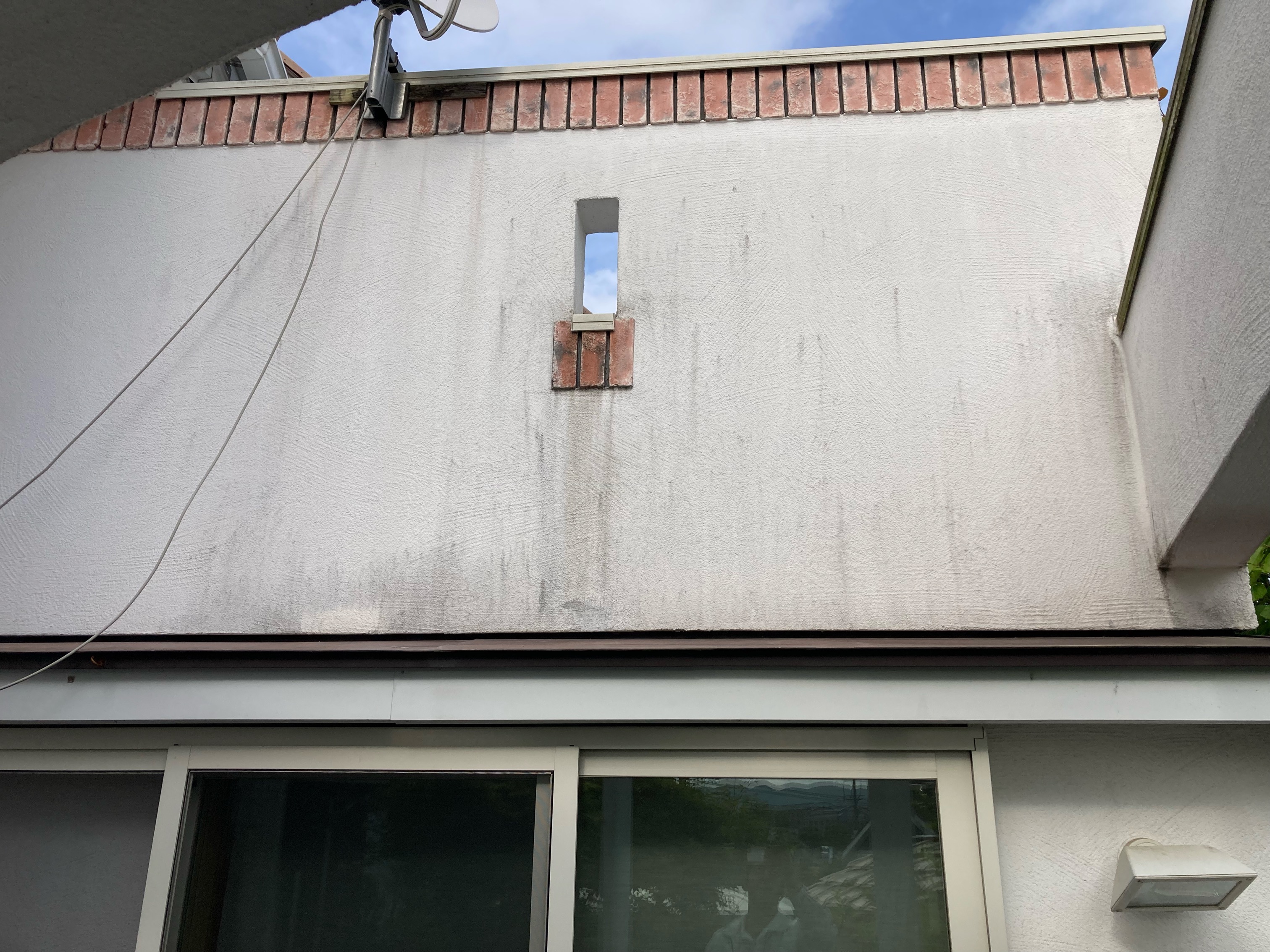 【名取市愛の杜】「外壁のしっくいが剥がれてきて黒ずんでいる所もあります」とご相談いただきました